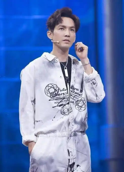 原创原创街舞3队长钟汉良按年龄他可以当王一博的爸吹爆他颜值