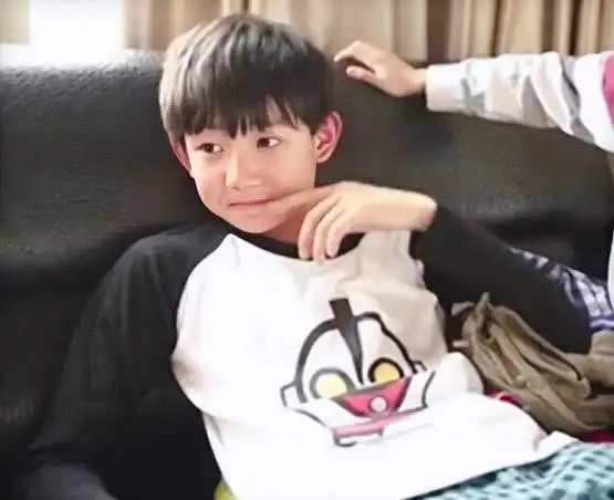 小时候的王源,肉嘟嘟的小奶娃,网友:男大十八变,越变越好看