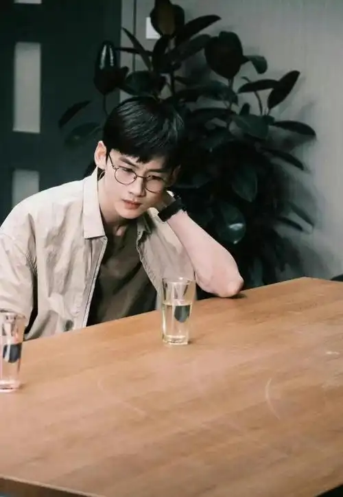 白敬亭戴眼镜的样子帅气阳光看着特别斯文少年感满满的