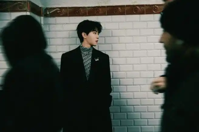 王俊凯黑色大衣造型##王俊凯巴黎时装周预告