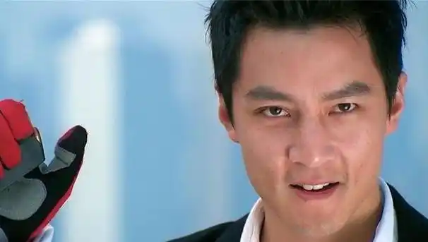 从他年轻时的那张照片来看,真的很难描述他的发型,幸好吴彦祖的面部