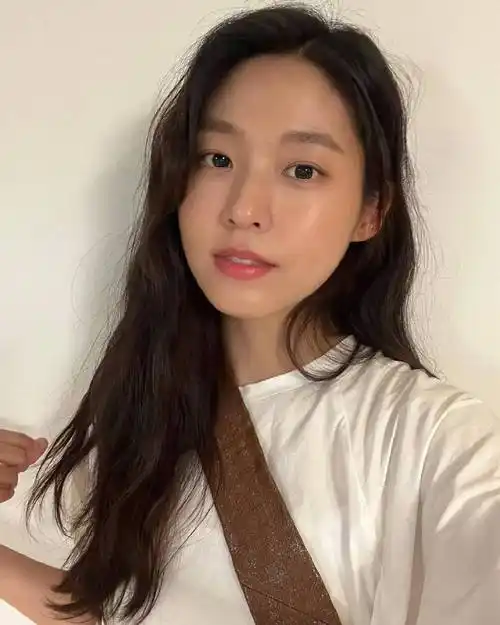 27岁韩国女星金雪炫的素颜自拍,没有美颜的自然之美