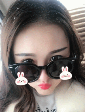 美女墨镜可爱甜美嘟嘟嘴gif动图_动态图_表情包下载_soogif