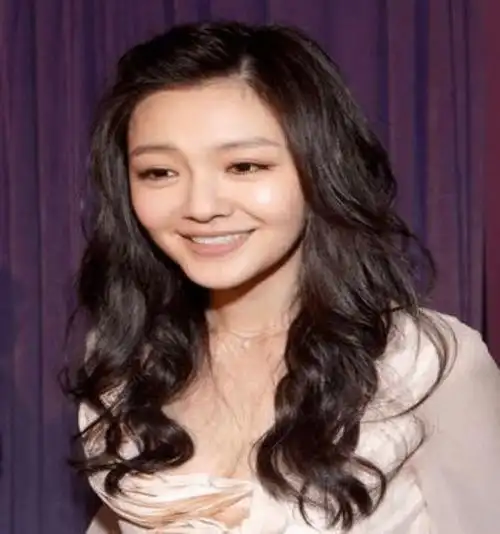 大s近照曝光快瘦成麻杆换新发型显发际线突兀双眼肿胀变化大