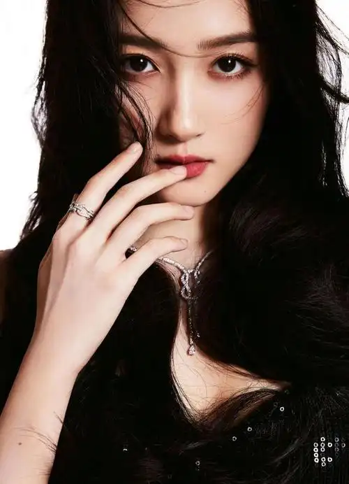 千年等一回啊,真的是,号称为"国民闺女"的关晓彤最新大片让人眼前一亮