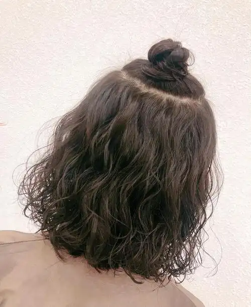 全头烫完如果觉得头发特别蓬,还可以把头顶区扎起来,很有造型感,还