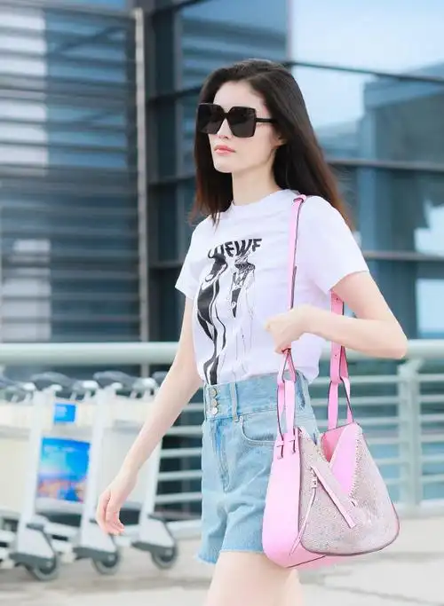 何穗机场私服简洁街拍图片 - tt98图片网