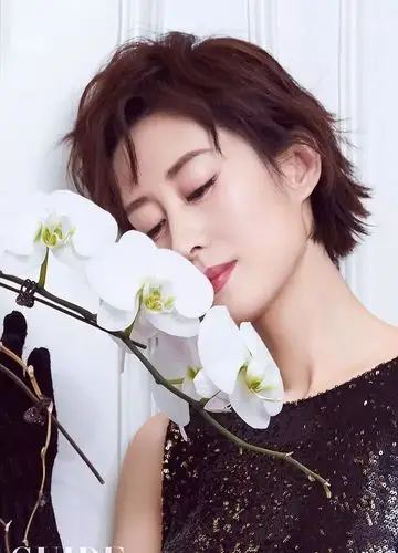 刘敏涛只是剪成波波头短发43岁显小20岁都不止魅力十足