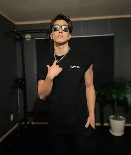 阳刚肌肉男爱耍酷,墨镜 pose,拍照不含糊,痞帅劲真圈粉_腹肌_男生_一