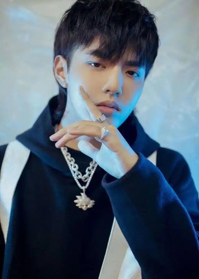 吴亦凡自创品牌价格引热议,粉丝:你以为批发白菜啊!