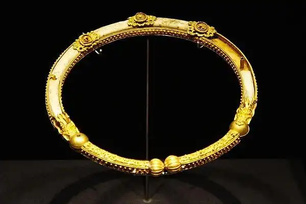 雕二龙戏珠花卉纹金项圈 明