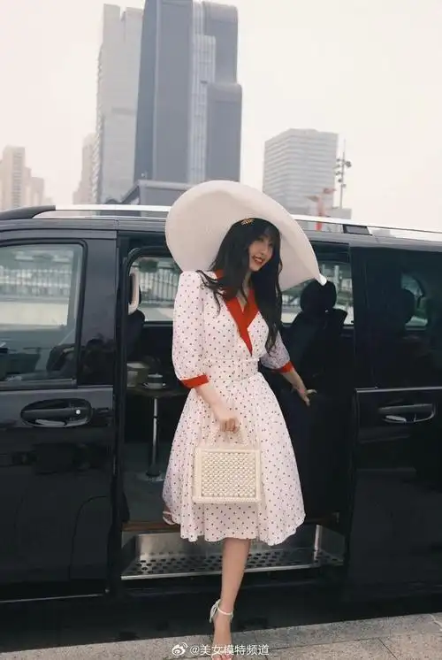 虞书欣复古写真释出好摩登穿波点长裙搭配大沿帽街拍