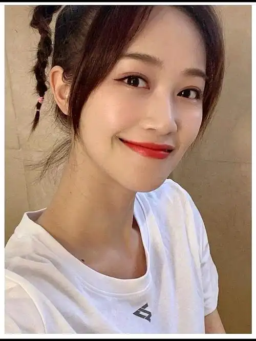 乘风破浪的蓝盈莹微调嘴角后更美