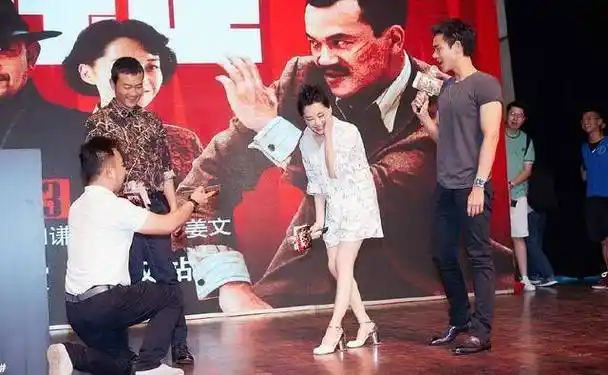 49岁许晴上演白衬衫诱惑,下衣失踪秀性感美腿,却被颈纹暴露年龄_保养