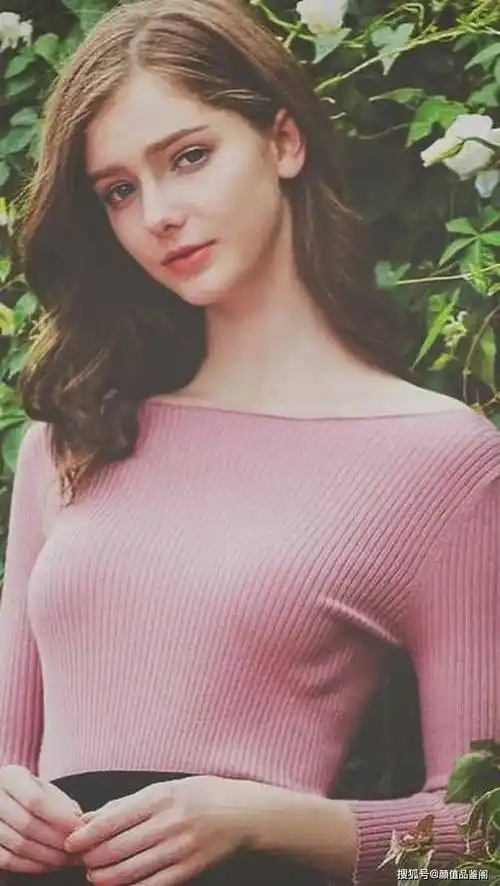 莎凡娜·布莱德拥有一头浅棕色的秀发,如同阳光下波光粼粼的金色麦田