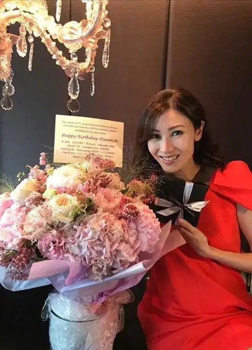 阔太李嘉欣过生日这么低调穿粉西装格外减龄一看就是被宠上天