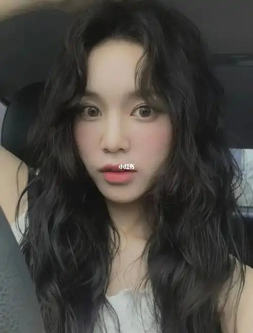 木马卷中长发型 锁骨发烫发发型 简约耐看好打理 修饰脸型 减龄瘦脸显