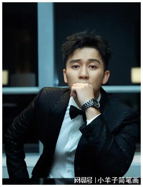 42岁李晨上海低调遛娃简易婴儿车显朴实女儿清秀似父