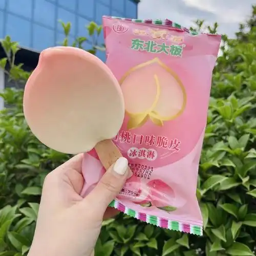 我首页天天出现这个东北大板,白桃脆皮口味的,给我馋的卷花里揪一个