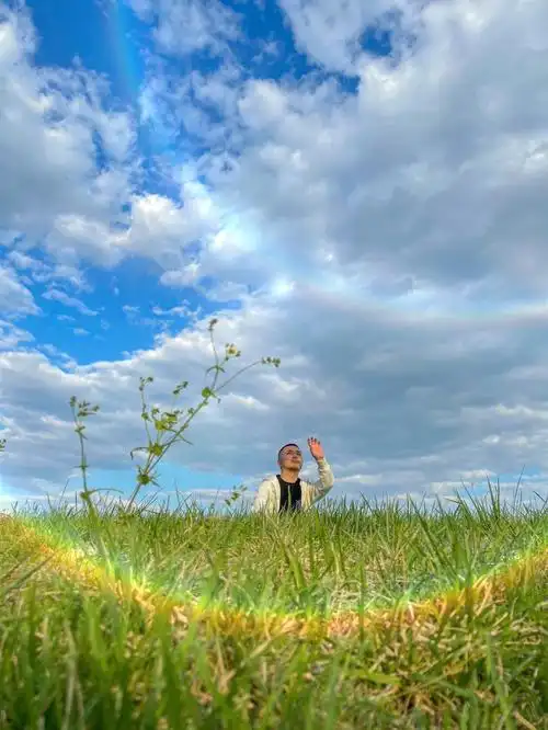 在专业级的足球草坪上看一场日落