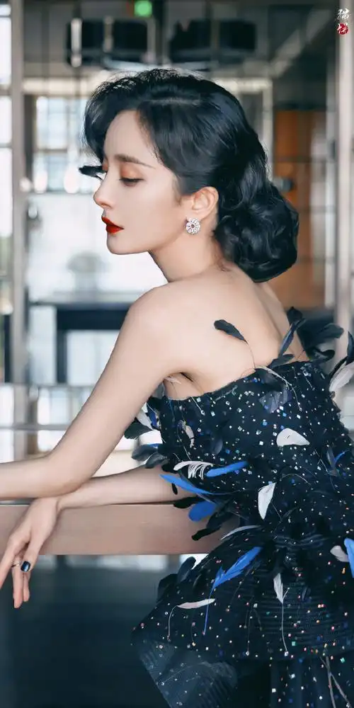 杨幂黑天鹅羽毛流光裙