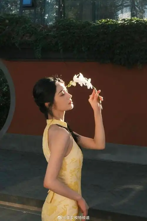 周洁琼穿旗袍勾勒完美身材在阳光下笑容甜美娇俏