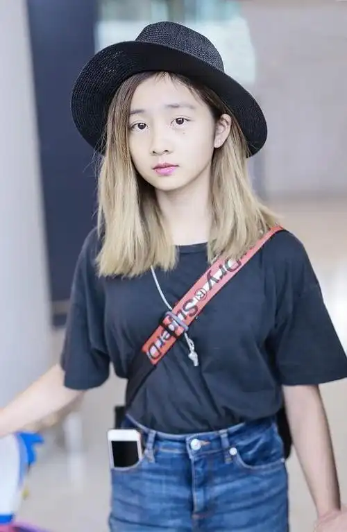 黄磊女儿黄多多进军娱乐圈现身与胡歌拍视频着装简单气质出众