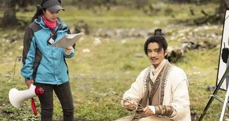 《有翡》剧组晒赵丽颖剧照,女配却略显简陋,粉丝:毕竟是主演_王一博