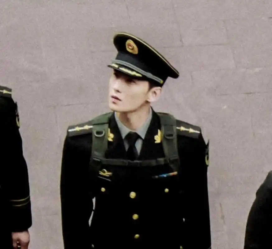 杨洋的军装照非常霸气!
