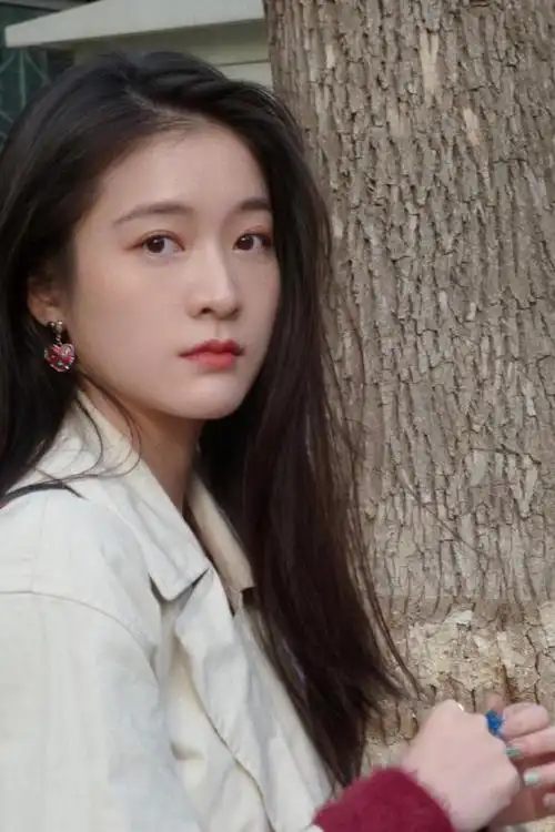 张雪迎晒胡同美照温婉甜美,嘟嘴卖萌超可爱,驻足撩发显性感|白皙|脸蛋