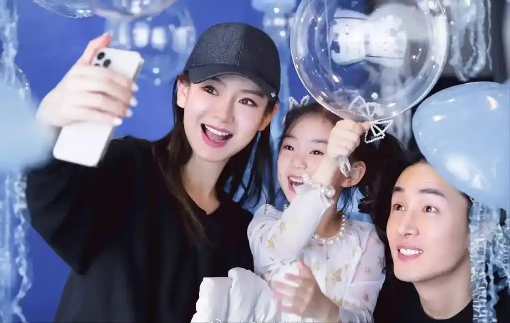 戚薇一家出游,李承铉热情她冷脸相对,6岁女儿剪齐刘海变化大_lucky