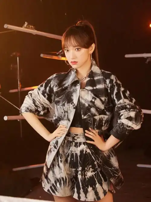 程潇全新品牌代言造型上线:机车夹克,利落马尾,飒爽甜酷,不羁风范