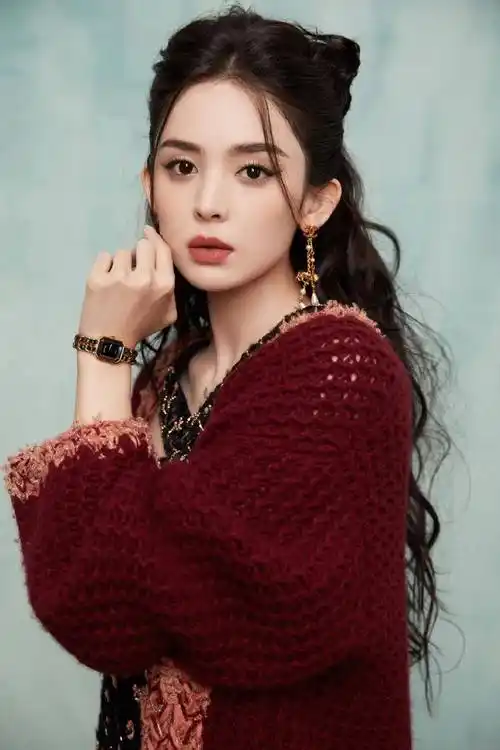 古力娜扎工作室发布一组时尚晚宴大片,身穿金色刺绣裙-爱读书