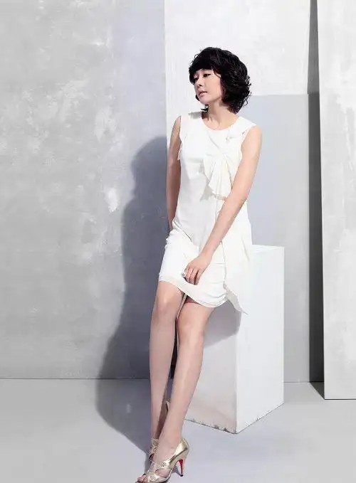 成宥利夏装写真大秀美腿缤纷靓装演绎不同风情