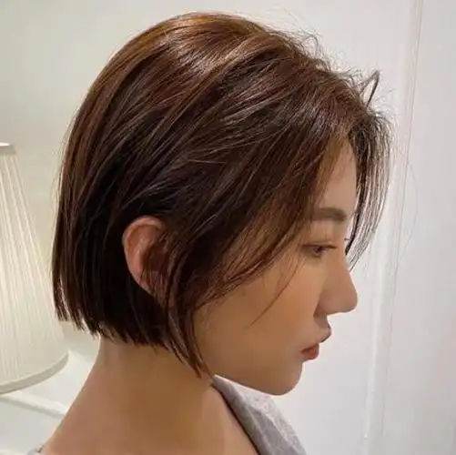 直发太单调,可以用直板夹把两侧的头发夹个卷度,这样的一刀切短发美到