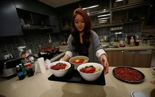 韩国美女每日直播吃饭3小时月收入五万四