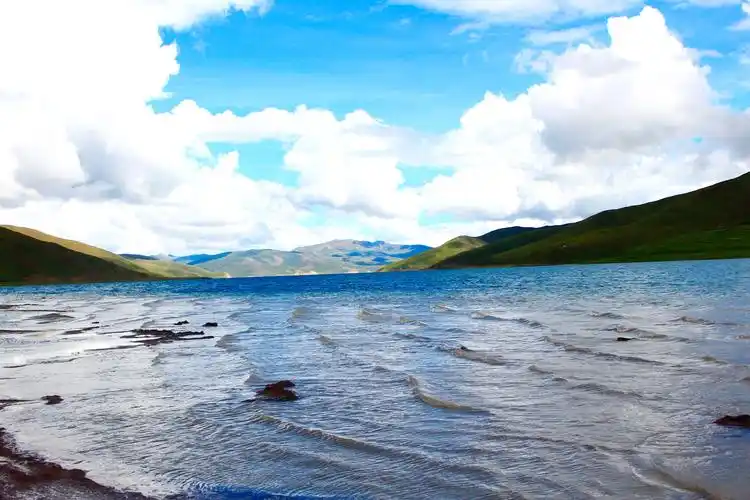 推荐来 西藏 旅行的朋友去羊湖,一方面,距离拉萨不是特别远,只有三个