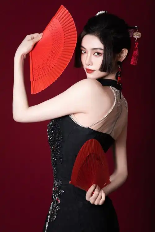 许佳琪红扇旗袍造型##许佳琪好像漫画里的人