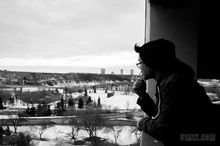 简约看着窗外发呆的男子黑白照片背景图片