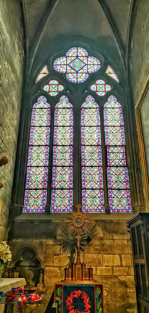 巴黎圣母院在大火中哭泣