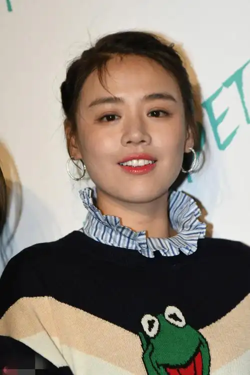 30岁马思纯穿"青蛙衫"亮相,无修图下的素颜真抗打,像17岁少女