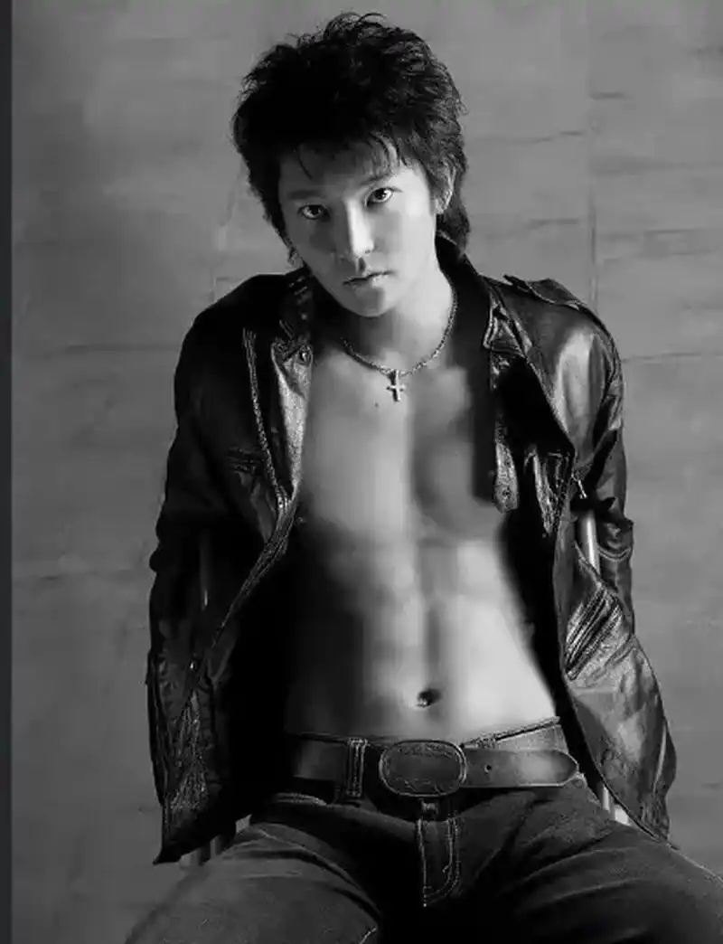 郭京飞被公开处刑对比,他年轻的时候脸上也没那么坑洼啊[笑哭][笑哭]