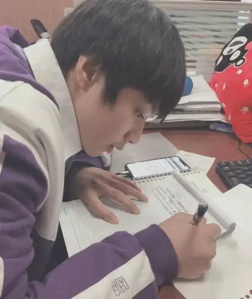 刘耀文拍初中毕业照洋溢青春气息 整理发型超可爱