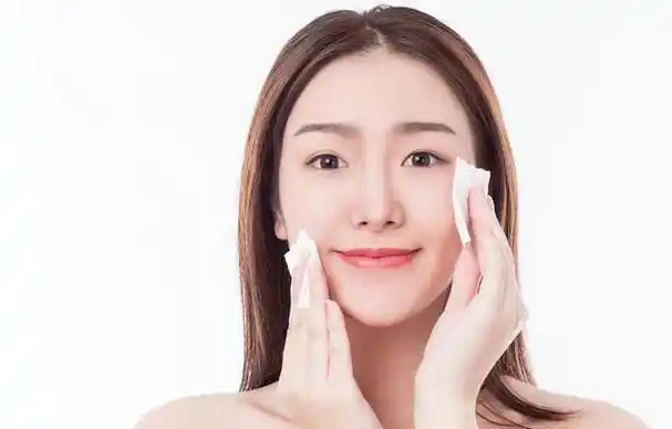 在国人的审美里,皮肤白是很占优势的,俗话说"一白遮三丑",我们也常常