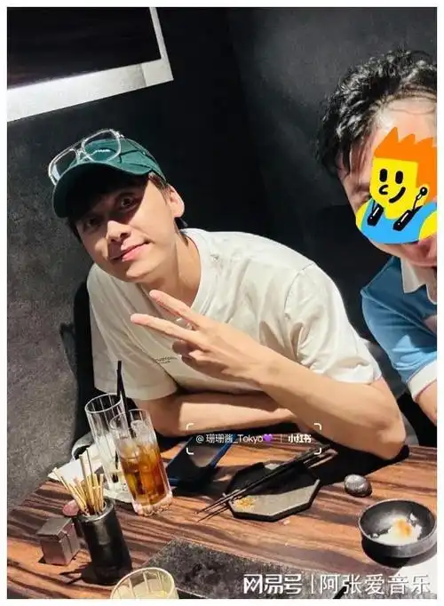 李易峰日本度假回国自己推行李无助理随行众粉丝接机帅气依旧