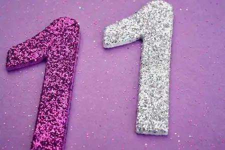 数字十一银紫色紫色的背景.安妮照片