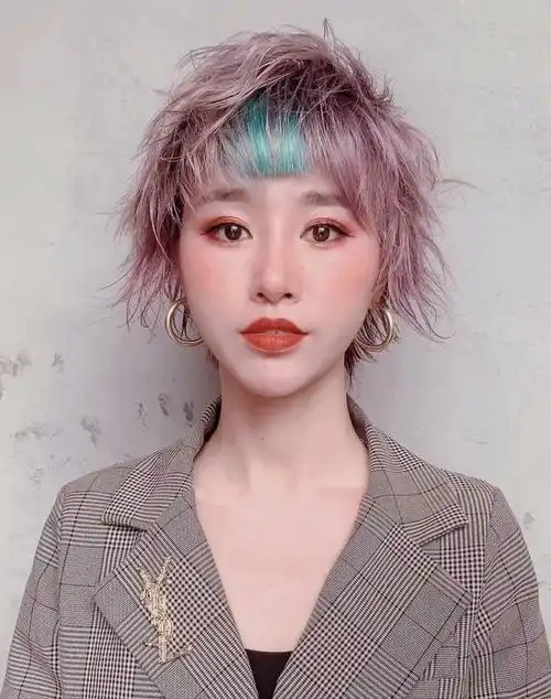 飞扬的短发搭配淡紫色的染发,在刘海的位置加入一块蓝色染发,你说飒不