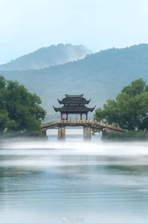 风景照#杭州西湖丨烟雨入江南,山水如墨染~为什么说"晴西湖不如雨西湖