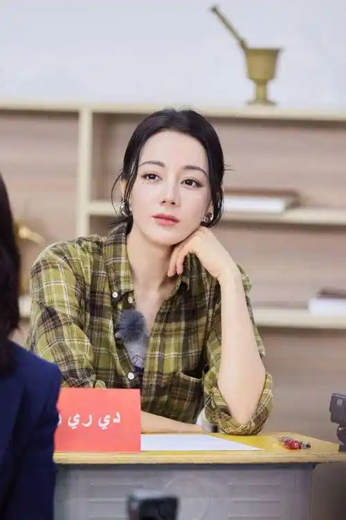 迪丽热巴发烧摘掉隐形眼镜大变样网友认不出,瘦超多状态憔悴显老_形象