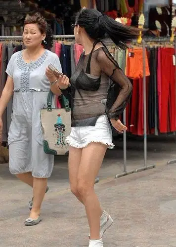 网曝街头各种透视装潮女/组图